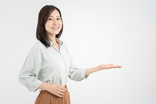 案内する女性