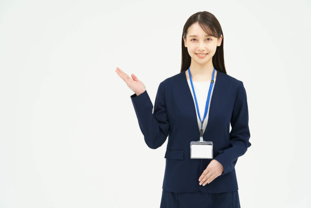 スーツを着た案内する女性
