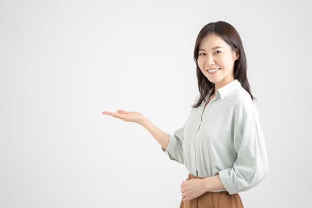 案内する女性