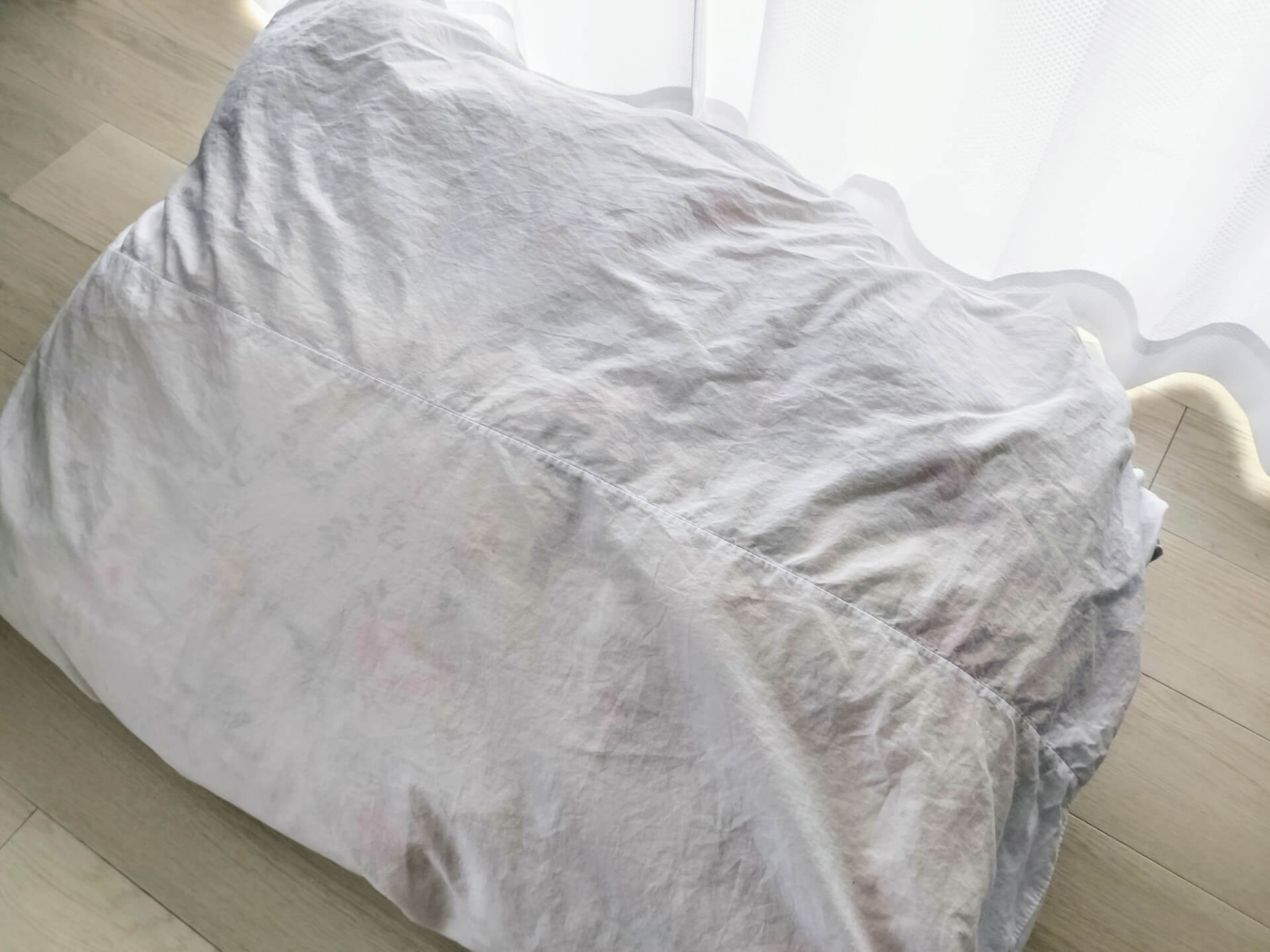羽毛布団の穴を見つけたときの点検と修理前に確認したいこと